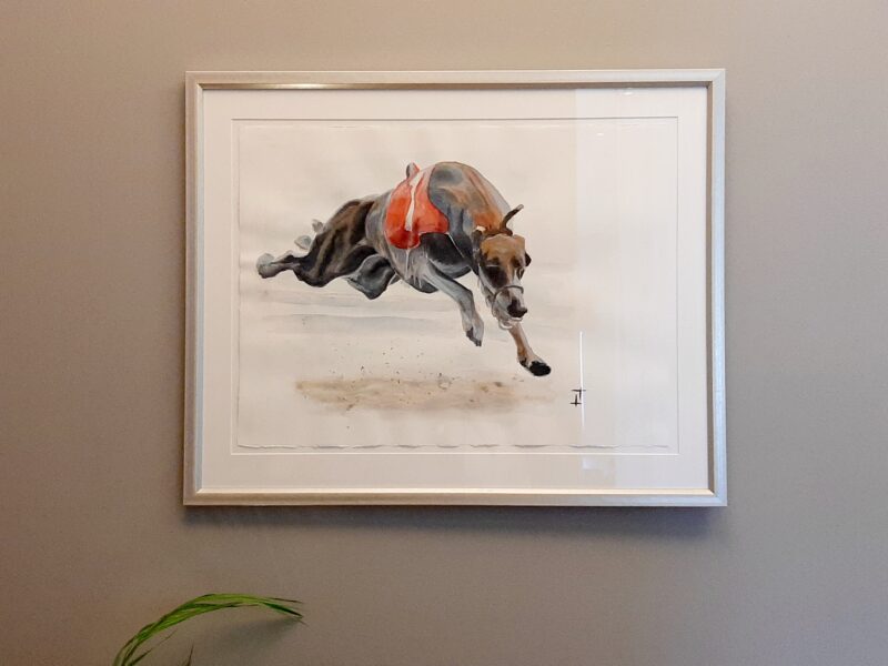 Målning av Greyhound, inramad och upphängd.