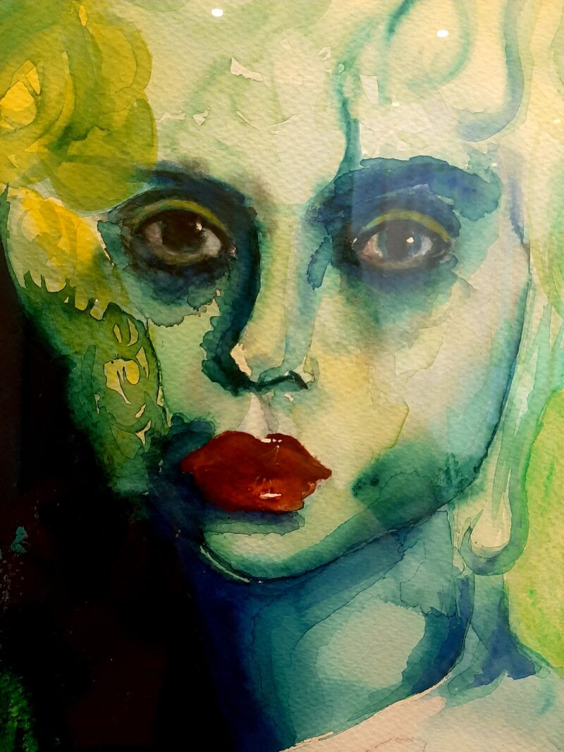Målning av en kvinna, abstrakt med grönt hår. Inramad och upphängd, inzoomad.