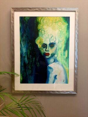 Målning av en kvinna, abstrakt med grönt hår. Inramad och upphängd.